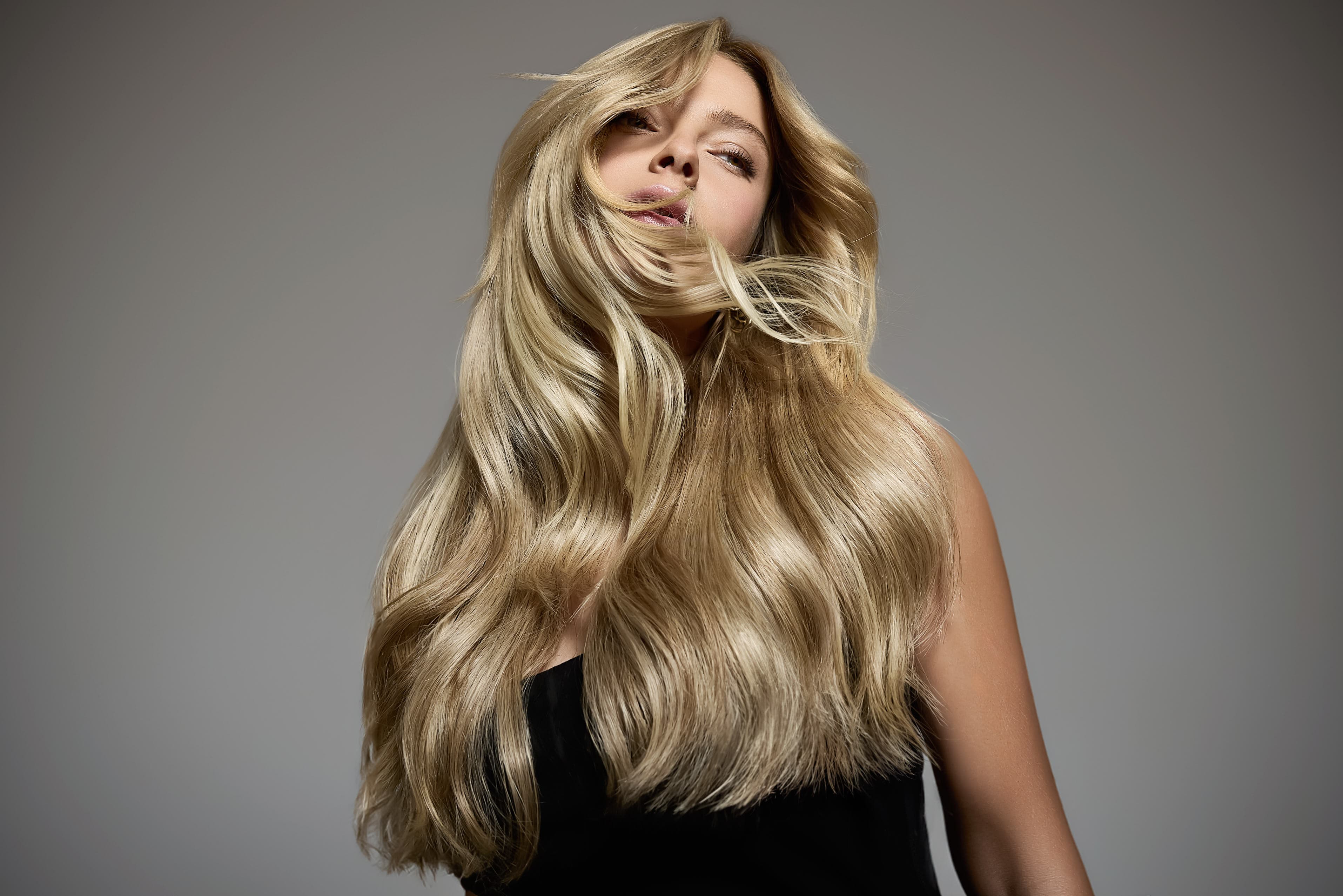 Sarah après extensions kératines — cheveux blonds avec volume et longueur