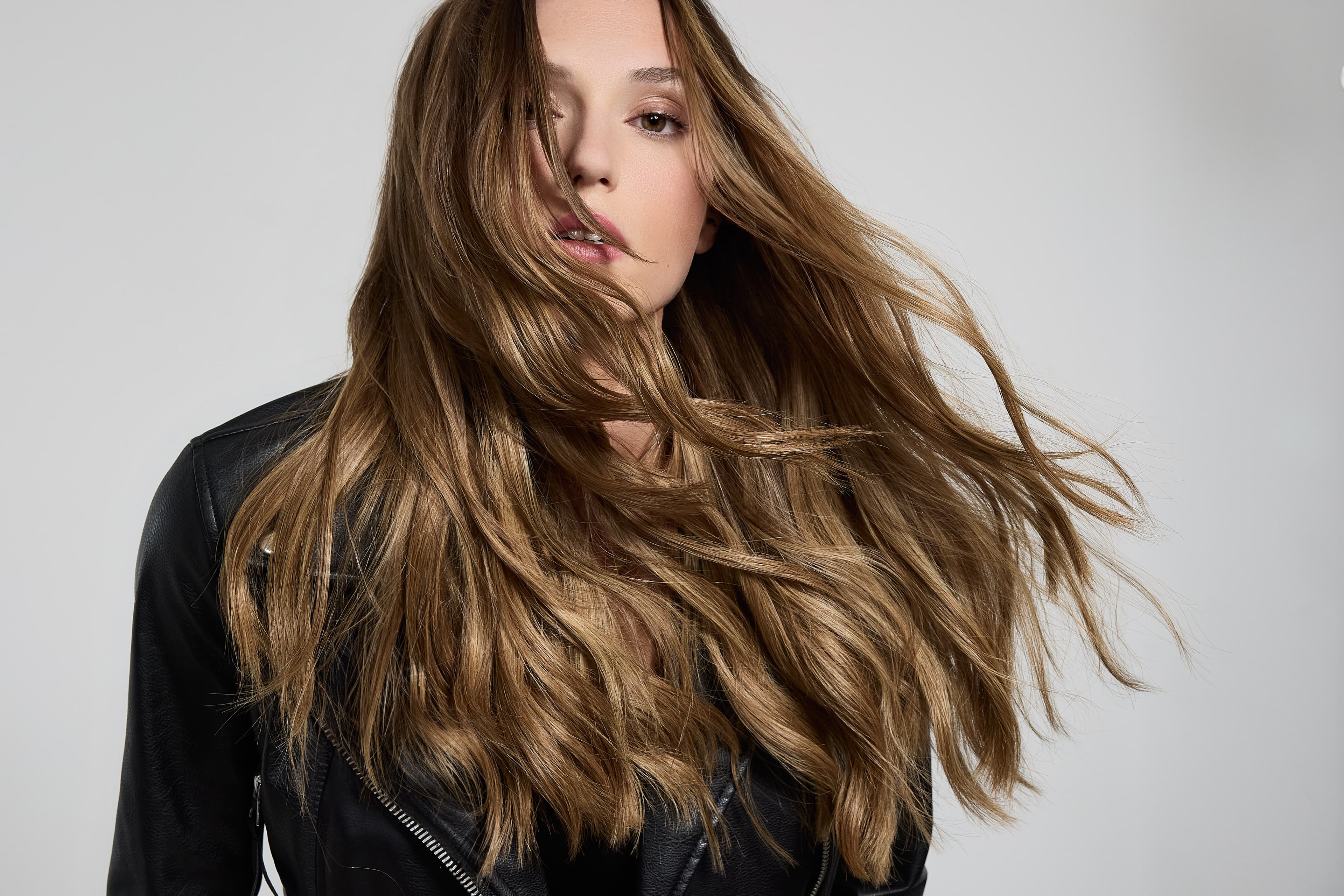 Gwen après extensions weft — cheveux bruns avec volume et densité